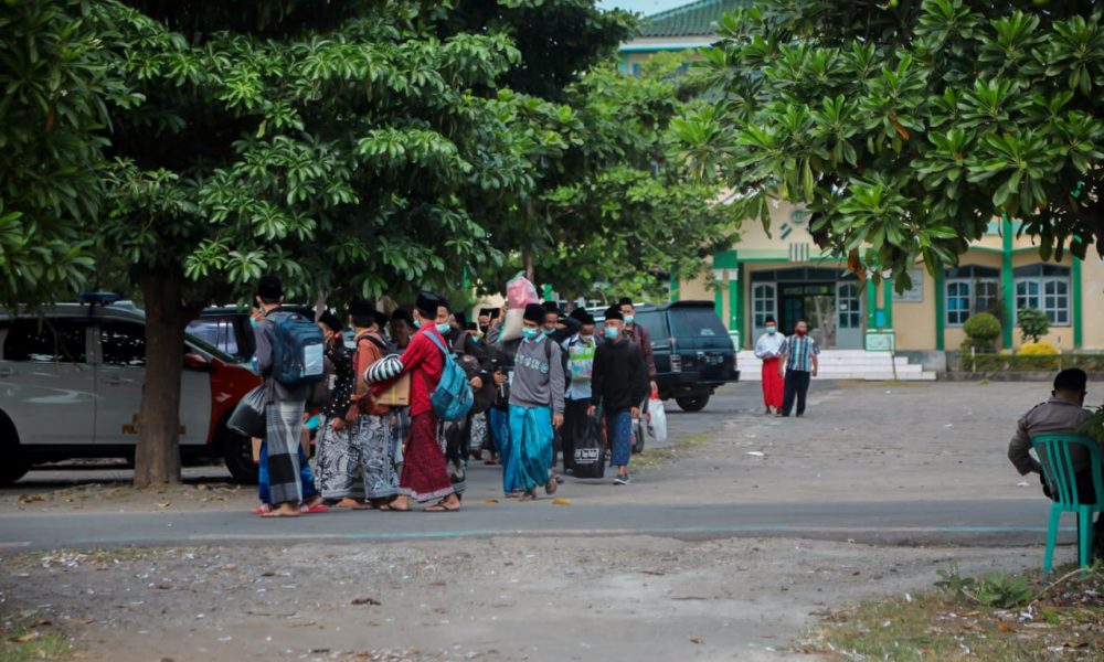 Bergelombang Ribuan Santri Ponpes Lirboyo Kembali Ke Pondok Polisi