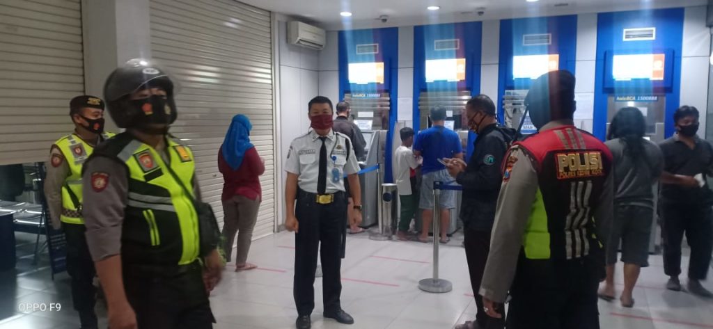 Sat Sabhara Polresta Kediri Patroli Bank BCA, ini yang ...